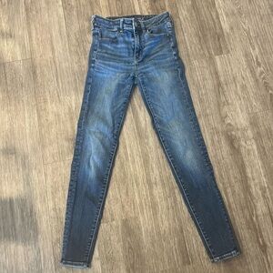 AMERICAN EAGLE | Next Level High-Waisted Jegging - 2 Brilliant Blue Medium Wash